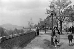 Hungary, Budapest I., Tóth Árpád sétány, háttérben az erdélyi kettes huszárok emlékére állított lovasszobor., 1953, BL, Budapest, pedestrian, kid, mother, gas lamp, castle wall, walkway, Fortepan #218320