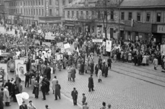 Magyarország, Budapest V., Bajcsy-Zsilinszky út az Andrássy (Sztálin) út saroktól a Deák Ferenc tér felé nézve. Május 1-i felvonulás résztvevői., 1953, BL, felvonulás, Budapest, Sztálin ábrázolás, Fortepan #218338