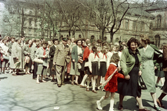 Magyarország, Budapest VII., Rottenbiller utca, balra a háttérben a Dembinszky utca, május 1-i felvonulás résztvevői, 1958, BL, Budapest, színes, katona, úttörő, Fortepan #218343