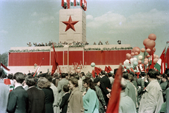 Magyarország, Budapest XIV., Ötvenhatosok tere (Felvonulási tér), május 1- i felvonulás, háttérben a dísztribün., 1958, BL, Budapest, színes, Fortepan #218345