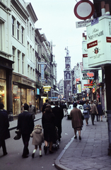 Hollandia, Amszterdam, Kalverstraat, a Heiligeweg sarkánál. Hátul az utca végén az Érme-torony (Munttoren) látható., 1966, Benedek Tamás, Fortepan #218372