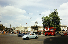 Egyesült Királyság, London, Trafalgar Square, szemben a Nemzeti Galéria., 1975, Benedek Tamás, színes, emeletes autóbusz, AEC-márka, AEC Routemaster, Fortepan #218373