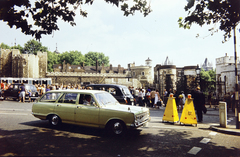 Egyesült Királyság, London, a Tower, jobbra a Byward Tower körbástyái, mögötte a Tower Bridge tornyainak a teteje., 1975, Benedek Tamás, Fortepan #218374