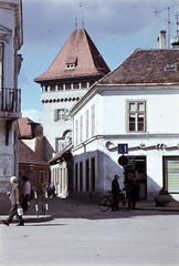 Magyarország, Kőszeg, Fő (Köztársaság) tér, szemben a Városház utca és a Hősök kapuja., 1964, Benedek Tamás, színes, kaputorony, Fortepan #218385