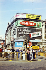 Egyesült Királyság, London, Piccadilly Circus, balra szemben a Shaftesbury Avenue., 1975, Benedek Tamás, Fortepan #218387