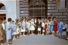 Magyarország, Budapest VI., Teréz körút 13. (Lenin körút 67.), a felvétel a Központi Házasságkötő terem előtt készült., 1965, Burszán Sándor, középület, Budapest, menyasszony, trafik, esküvő, színes, retikül, kovácsoltvas, Fortepan #218399