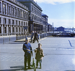 Hungary, Budapest IX., a Fővám (Dimitrov) tér, balra a Marx Károly Közgazdaságtudományi Egyetem (később Corvinus Egyetem) épülete., 1960, Burszán Sándor, Budapest, colorful, scooter, Fortepan #218403