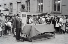 Hungary, Óbuda, Budapest III., Nagyszombat utca 19., az Árpád Gimnázium, a Bláthy Ottó Erősáramú Ipari Technikum és a Kandó Kálmán Villamosipari Műszaki Főiskola közös udvara. Bláthy Ottó mellszobra (Pátzay Pál, 1960.) felavatási ünnepség., 1960, Burszán Sándor, Budapest, festive, Fortepan #218405