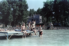 Magyarország,Balaton, Siófok, Szabadifürdő., 1957, Burszán Sándor, fürdőruha, gumimatrac, stég, Fortepan #218413