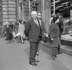 Magyarország, Budapest VII., Erzsébet (Lenin) körút, Alfonzó (Markos József) a Hungária (korábban és ma New York) kávéház előtt., 1971, Kotnyek Antal, színházművészet, híres ember, kirakat, járókelő, férfi, színész, Budapest, hátratett kéz, Fortepan #21843