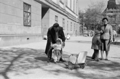 Hungary, Budapest VIII., Magyar Nemzeti Múzeum, Múzeumkert, háttérben jobbra a Pollack Mihály téri Károlyi-palota., 1960, Burszán Sándor, family, baby carriage, Budapest, Fortepan #218430