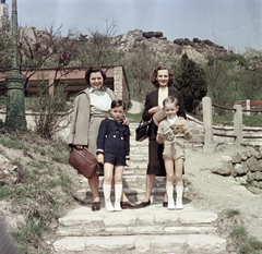 Magyarország, Gellérthegy, Budapest XI., balra fent a Felszabadulási Emlékmű (Kisfaludi Strobl Zsigmond)., 1957, Burszán Sándor, képarány: négyzetes, lépcsősor, kisfiú, színes, anya, Budapest, Fortepan #218437