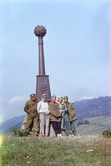 Románia,Erdély, Zajkány, Hunyadi János törökök elleni 1442. szeptember 6-i zajkányi győzelmének 1896-ban állított emlékműve., 1957, Burszán Sándor, csoportkép, színes, motoros szemüveg, Fortepan #218442