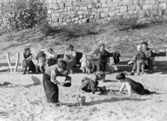 Hungary, Budapest XI., játszótér a Gellért Gyógyfürdővel szemben a mai Szabó Dezső sétányon., 1955, Burszán Sándor, mother, kids, bench, sandpit, Budapest, Fortepan #218459