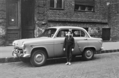 Magyarország, Budapest VII., a felvétel a Barcsay utca 14. számú ház előtt készült., 1957, Burszán Sándor, Budapest, automobil, kislány, masni, téglaburkolat, melegítő, Fortepan #218464