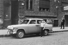 Magyarország, Budapest VII., a felvétel a Barcsay utca 14. számú ház előtt készült., 1957, Burszán Sándor, Budapest, automobil, kisfiú, Fortepan #218465