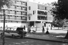 Magyarország,Balaton, Siófok, Petőfi sétány 3., Napfény szálló a hajóállomásnál., 1965, Burszán Sándor, csomagtartó ajtó, Opel-márka, szálloda, Fortepan #218468