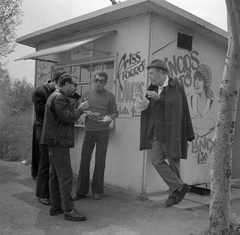 Magyarország, Velencei-tó, Velence, lángossütő, Várkonyi Zoltán színművész-rendező-színigazgató., 1972, Kotnyek Antal, híres ember, színész, lángos, tipográfia, karikatúra, Fortepan #21847