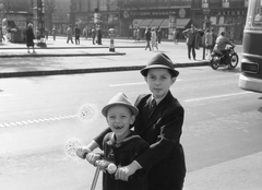 Magyarország, Budapest VIII.,Budapest V., Rákóczi út az Astoria kereszteződés közelében, szemben a Múzeum körút., 1957, Burszán Sándor, Budapest, mosoly, fiúk, kalap, köd, roller, hiány, Fortepan #218470