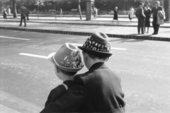 Magyarország, Budapest VIII., Rákóczi út az Astoria kereszteződés közelében, szemben a metró építkezés kerítése., 1957, Burszán Sándor, Budapest, fiúk, kalap, jelvény, háttal, Fortepan #218471