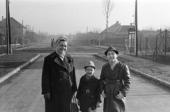 Magyarország, Budapest XI., Bodola Lajos utca, balra a távolban a ködbevesző Szent Mihály-templom tornya., 1958, Burszán Sándor, Budapest, kalap, anya, telefonfülke, fiúk, mosoly, bőrkabát, hárman, Fortepan #218483