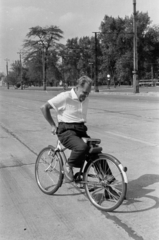 Magyarország, Budapest XIV., Ötvenhatosok tere (Felvonulási tér), az Ajtósi Dürer sor közelében., 1963, Burszán Sándor, Budapest, kerékpár, tréfálkozás, mutatvány, Fortepan #218487