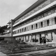 Hungary, Kékestető, Kékes Szálló (később Mátrai Gyógyintézet)., 1958, Kotnyek Antal, relaxation, sunshine, visitors, Fortepan #21849