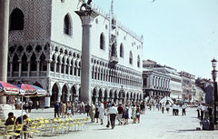 Olaszország, Velence, Szent Márk tér, Dózse-palota, előtte a gránitoszlopon Velence jelképe, a szárnyas oroszlán., 1964, Darányi Sándor, színes, Fortepan #218542