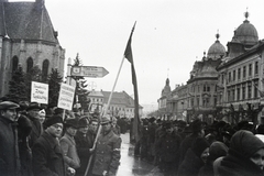 Romania,Transylvania, Cluj-Napoca, Fő tér, balra a Szent Mihály-templom., 1945, Dőri András, judaism, mass, banner, strike, Fortepan #218549