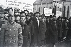 Románia,Erdély, Kolozsvár, Fő tér, háttérben a Szent Mihály-templom., 1945, Dőri András, felirat, útjelző tábla, karszalag, tüntetés, zsidóság, transzparens, Best of, templom, Fortepan #218551