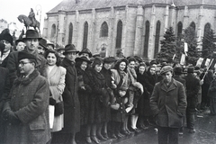 Románia,Erdély, Kolozsvár, Fő tér, háttérben Hunyadi Mátyás emlékműve és a Szent Mihály-templom., 1945, Dőri András, tömeg, tüntetés, lovas szobor, Fortepan #218552