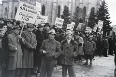 Románia,Erdély, Kolozsvár, Fő tér, háttérben a Szent Mihály-templom., 1945, Dőri András, tömeg, transzparens, tüntetés, Fortepan #218553