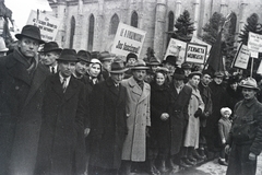 Romania,Transylvania, Cluj-Napoca, Fő tér, háttérben Hunyadi Mátyás emlékműve és a Szent Mihály-templom., 1945, Dőri András, mass, banner, strike, Fortepan #218555