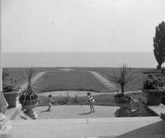 Magyarország,Balaton, Tihany, a felvétel a Park szálló, az egykori József főhercegi nyaralókastély, később pártüdülő, előtt készült., 1955, Kotnyek Antal, dísznövény, gyerekek, pázsit, vízpart, Fortepan #21860