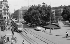 Románia,Erdély, Temesvár, Piața Libertății (Jenő herceg tér), szemben középen a fák mögött a régi városháza épülete., 1983, Dőri András, villamos, Fortepan #218604