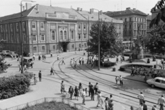 Románia,Erdély, Temesvár, Piața Libertății (Jenő herceg tér), balra a régi városháza épülete, jobbra a Szentháromság-szobor., 1983, Dőri András, Fortepan #218605