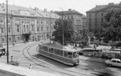 Románia,Erdély, Temesvár, Piața Libertății (Jenő herceg tér), balra a régi városháza épülete, jobbra a Szentháromság-szobor., 1983, Dőri András, villamos, Fortepan #218606