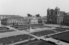 Románia,Erdély, Temesvár, Losonczy tér (más néven Dóm tér, Piața Unirii), középen a Szentháromság-oszlop, jobbra a Temesvári székesegyház (más néven Szent György-székesegyház, vagy Dóm)., 1983, Dőri András, templom, Fortepan #218608