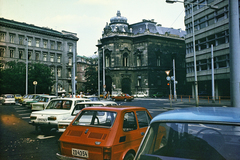 Magyarország, Budapest VIII., Szabó Ervin tér az Üllői út felől nézve, szemben a Fővárosi Szabó Ervin Könyvtár központi épülete. Jobbra a BKV Forgalomirányító Központ. Előtérben az utóbbi építkezése során megnyitott névtelen utca., 1988, Dőri András, Trabant 601, rendszám, Polski Fiat 126p, Wartburg 353, színes, Budapest, Fortepan #218636