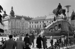 Románia,Erdély, Kolozsvár, Fő tér, balra a New York palota, jobbra Hunyadi Mátyás emlékműve (Fadrusz János, 1902.)., 1962, Dőri András, Fortepan #218654