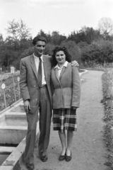 Romania,Transylvania, Cluj-Napoca, Füvészkert., 1944, Dőri András, lady, man and woman, cigarette, Fortepan #218678