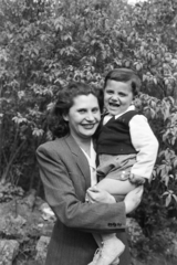 Romania,Transylvania, Cluj-Napoca, Füvészkert., 1944, Dőri András, lady, kid, smile, Fortepan #218679