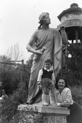 Romania,Transylvania, Cluj-Napoca, Füvészkert., 1944, Dőri András, water tower, lady, kid, smile, sculpture, Fortepan #218680