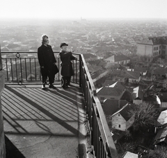 Magyarország, Mezőtúr, látkép a református templom tornyának teraszáról., 1956, Kotnyek Antal, Hires Tibor, gyerekek, mutatni, kilátótorony, Fortepan #21869