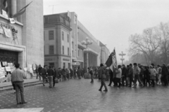 Románia,Erdély, Temesvár, Piata Victoriei, balra Művelődési Palota, háttérben a Piața Iancu Huniade és a Casa de Mode áruház. Romániai forradalom., 1989, Dőri András, román forradalom, rendszerváltás, Fortepan #218721