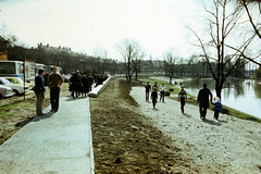 Magyarország, Győr, Rába-part a Kettős híd és a Petőfi híd között, balra a Zechmeister (Fürst Sándor) utca házsora., 1985, Dőri András, színes, Fortepan #218730