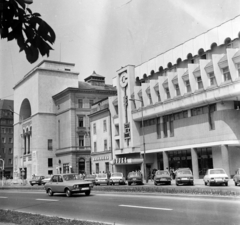 Románia,Erdély, Temesvár, Piața Iancu Huniade, bevásárló központ. Balra a Piata Victoriei a Művelődési Palotával., 1984, Dőri András, rendszám, automobil, utcakép, palota, Fortepan #218750