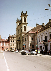 Szlovákia, Besztercebánya, Szlovák Nemzeti Felkelés (Slovenského národného povstania) tér (egykor IV. Béla király tér), jobbra a Xavéri Szent Ferenc-székesegyház., 1975, Fortepan/Album060, színes, Fortepan #218759