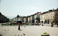 Szlovákia, Besztercebánya, Szlovák Nemzeti Felkelés (Slovenského národného povstania) tér (egykor IV. Béla király tér)., 1975, Fortepan/Album060, napsütés, színes, szökőkút, cégtábla, park, tér, galamb, Fortepan #218766