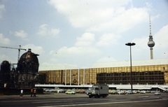 Németország, Berlin, Kelet-Berlin, Schlossplatz (ekkor Marx-Engels-Platz), szemben a Köztársasági Palota (Palast der Republik), mögötte a TV torony, balra a Berlini dóm., 1976, Fortepan/Album060, NDK, Robur-márka, daru, Barkas-márka, színes, Kelet-Berlin, Fortepan #218771